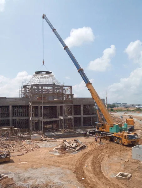 Vinçler-Mobil vinç ağır malzeme kaldırma için kullanılan ağır makinedir 