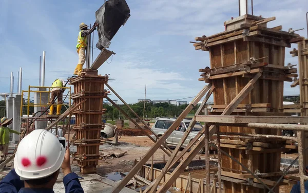 Kontrplak ve ahşap yapılmış ahşap formu iş 