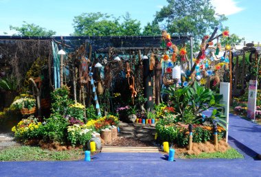  Geri dönüşüm malzeme ve çiçek karışımından yapılmış küçük cep Bahçe