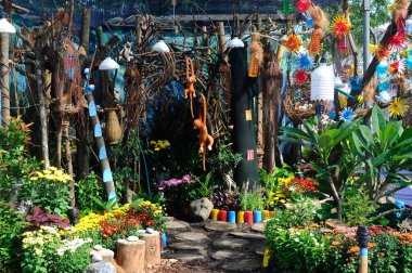  Geri dönüşüm malzeme ve çiçek karışımından yapılmış küçük cep Bahçe