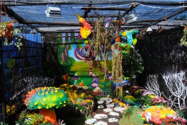  Geri dönüşüm malzeme ve çiçek karışımından yapılmış küçük cep Bahçe