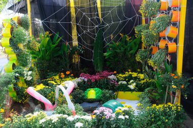  Geri dönüşüm malzeme ve çiçek karışımından yapılmış küçük cep Bahçe