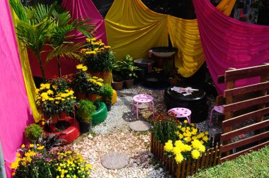  Geri dönüşüm malzeme ve çiçek karışımından yapılmış küçük cep Bahçe