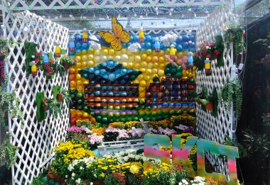  Geri dönüşüm malzeme ve çiçek karışımından yapılmış küçük cep Bahçe