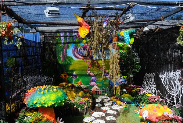  Geri dönüşüm malzeme ve çiçek karışımından yapılmış küçük cep Bahçe