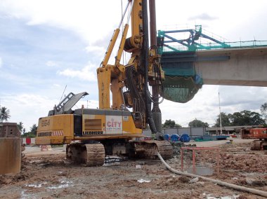 Yığın teçhizat makine inşaat alanında delik