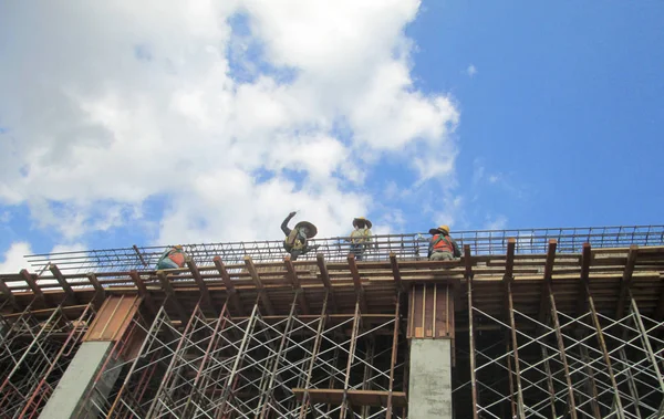 Imber trabajo de la forma comúnmente hecho de madera contrachapada y madera en el sitio de construcción . — Foto de Stock