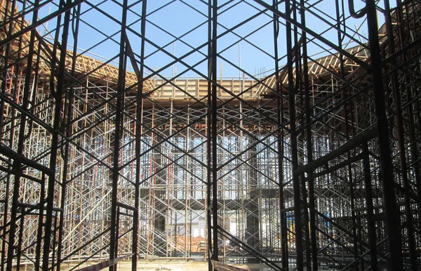 Imber trabajo de la forma comúnmente hecho de madera contrachapada y madera en el sitio de construcción . — Foto de Stock