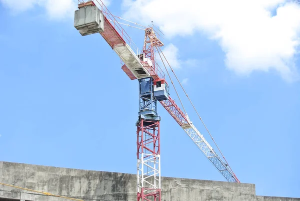 Wieży żurawia używane do podnoszenia ciężkich ładowań — Zdjęcie stockowe
