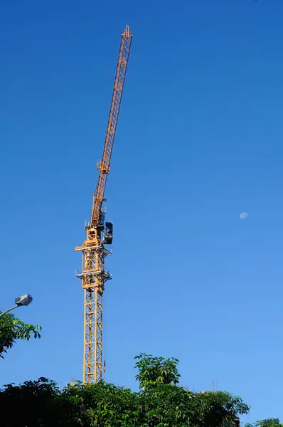 Grue à tour utilisée pour soulever de lourdes charges — Photo