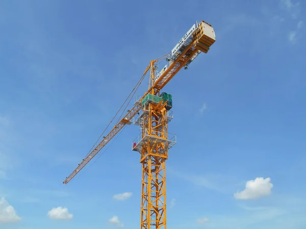 Guindaste de torre usado para levantar carga pesada — Fotografia de Stock