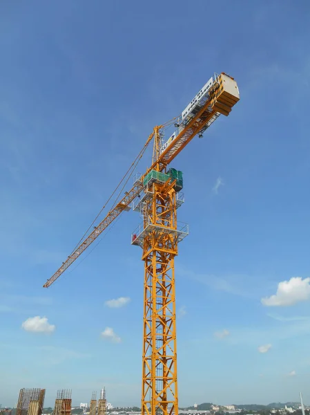 Turmdrehkran zum Heben schwerer Lasten — Stockfoto