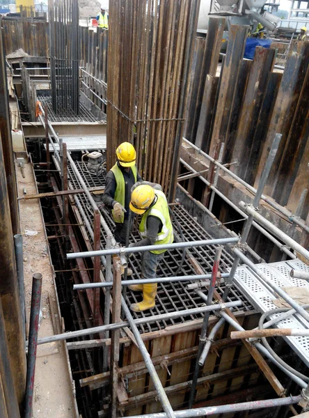 Retaining wall steel sheet pile cofferdam — Stock Photo, Image