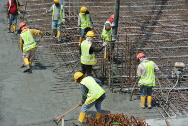  İnşaat İşçileri ıslak beton tesviye döktü. 