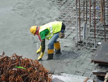  İnşaat İşçileri ıslak beton tesviye döktü. 