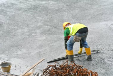  İnşaat İşçileri ıslak beton tesviye döktü. 