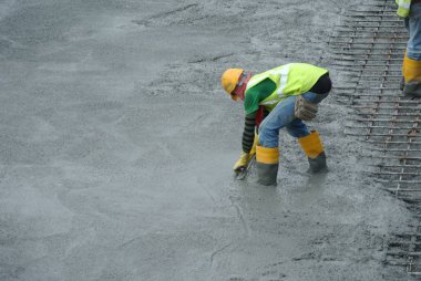  İnşaat İşçileri ıslak beton tesviye döktü. 