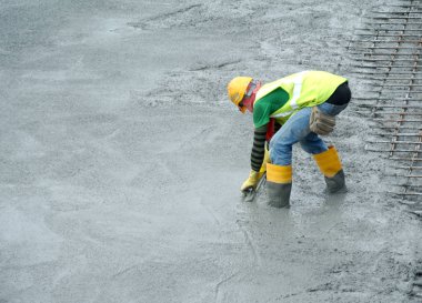  İnşaat İşçileri ıslak beton tesviye döktü. 
