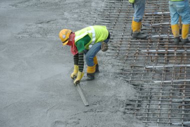  İnşaat İşçileri ıslak beton tesviye döktü. 