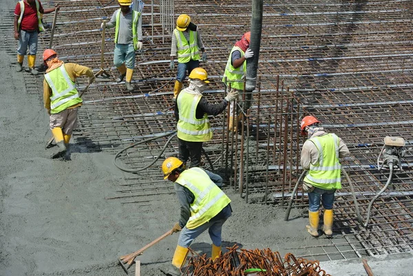  İnşaat İşçileri ıslak beton tesviye döktü. 
