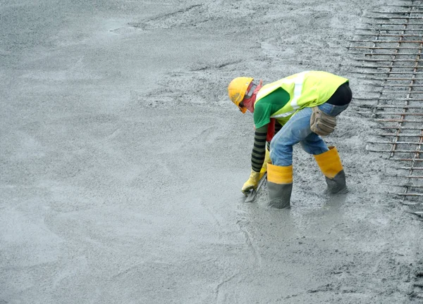  İnşaat İşçileri ıslak beton tesviye döktü. 