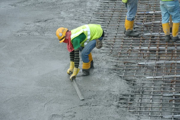  İnşaat İşçileri ıslak beton tesviye döktü. 