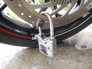 Eski asma kilit kilitleme motosiklet tekerlek 