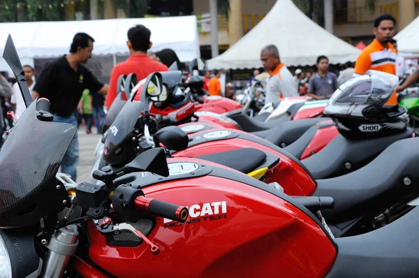 Motocykl park na parkovištích. — Stock fotografie