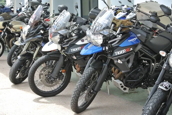 Parque de motocicletas em estacionamentos . — Fotografia de Stock