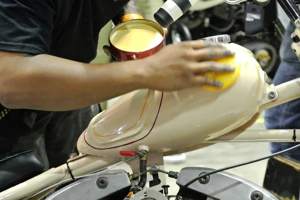 Man was polishing his motorcycle body — Stock Photo, Image