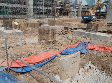 İnşaat alanında concreted beton yığını kap