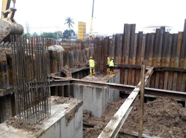 İnşaat alanında concreted beton yığını kap