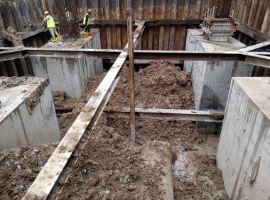 İnşaat alanında concreted beton yığını kap