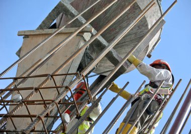 Islak grup inşaat işçileri dökme beton Vinç kovası kereste formu işe kullanarak