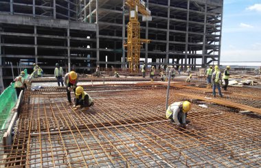  İnşaat alanında çalışan inşaat işçileri