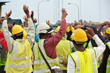  Grup inşaat işçileri montajı açık alan