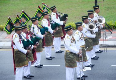 Malezya Malay asker tam geleneksel üniforma ve Bando ile.