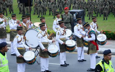 Malezya Malay asker tam geleneksel üniforma ve Bando ile.