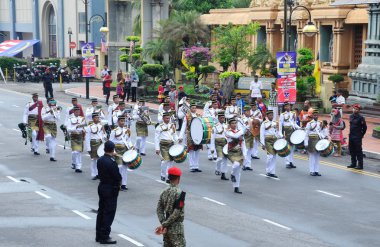 Malezya Malay asker tam geleneksel üniforma ve Bando ile.