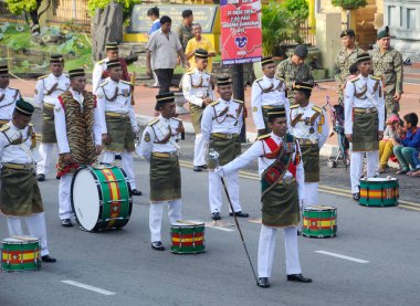 Malezya Malay asker tam geleneksel üniforma ve Bando ile.