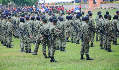  Malezya Kraliyet Malay alayında tam düzgün ve silahlı