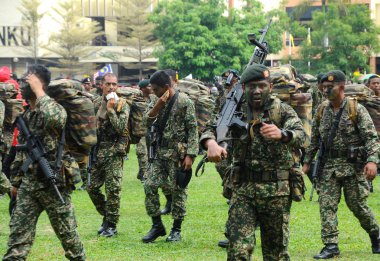  Malezya Kraliyet Malay alayında tam düzgün ve silahlı