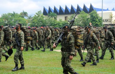  Malezya Kraliyet Malay alayında tam düzgün ve silahlı