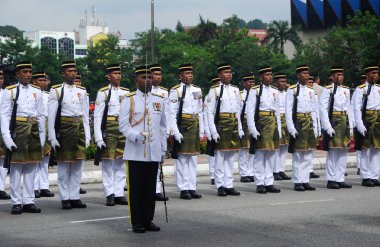 Malezya Malay asker tam geleneksel malay üniforma ve silah ile.