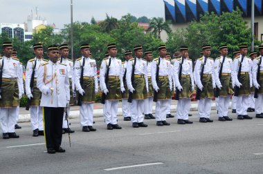 Malezya Malay asker tam geleneksel malay üniforma ve silah ile.