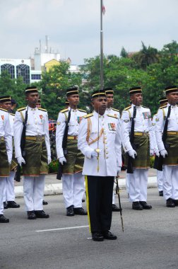 Malezya Malay asker tam geleneksel malay üniforma ve silah ile.