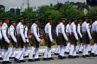 Malezya Malay asker tam geleneksel malay üniforma ve silah ile.