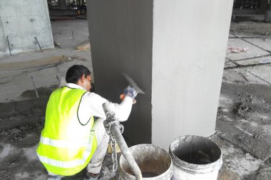 Duvar ve ışın kullanarak çimento alçı sıvama inşaat işçileri