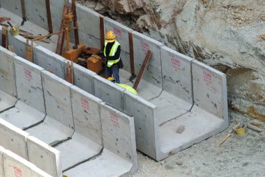 Yeraltı prekast beton menfez inşaat işçileri yüklemek