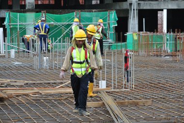 İnşaat alanında çalışan inşaat işçileri 